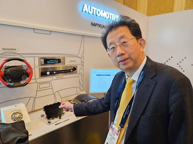 김동철 동운아나텍 대표가 지난 8일(현지시각) 미국 라스베이거스에서 열린 세계 최대 IT·가전 전시회 CES 2026에서 자사 제품을 소개하고 있다./라스베이거스=전병수 기자