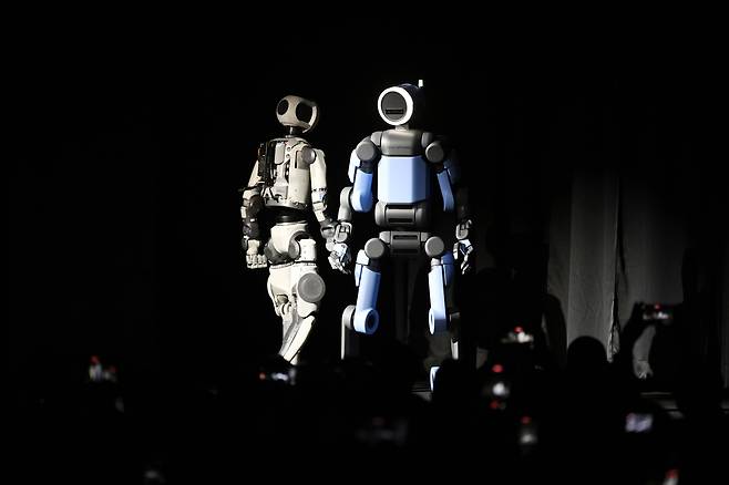 세계 최대 가전·정보기술(IT) 전시회 'CES 2026' 개막을 하루 앞둔 5일(현지 시각) 미국 네바다주 라스베이거스 만달레이베이에서 열린 현대자동차그룹 미디어 데이에서 공개된 '아틀라스' 연구형 모델(Atlas prototype, 왼쪽)과 개발형 모델(Atlas product). / 뉴스1