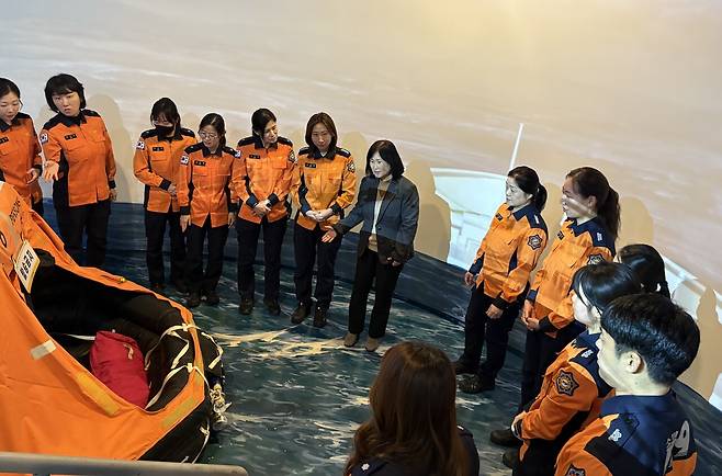 충남안전체험관이 천안시 파견 공무원과 협업해 교육을 진행하고 있다. 충남도 제공.