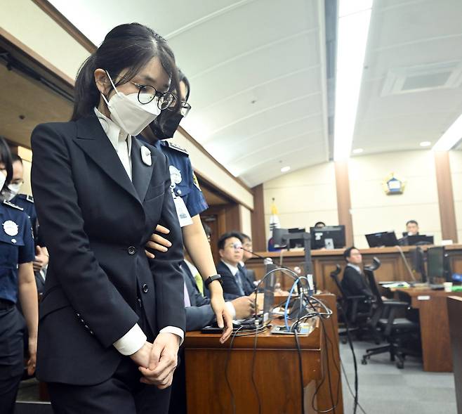 도이치모터스 주가조작 혐의와 통일교 금품수수 의혹 등으로 구속기소된 김건희 여사가 법정에 들어서고 있다. 2025. 9. 25. 사진공동취재단