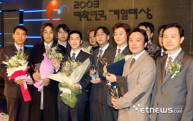 '리니지2'로 대상(대통령상)을 받은 김택진 엔씨소프트 대표(오른쪽에서 두번째)를 비롯해 2003 대한민국 게임대상 수상자들.(2003.12.14.)