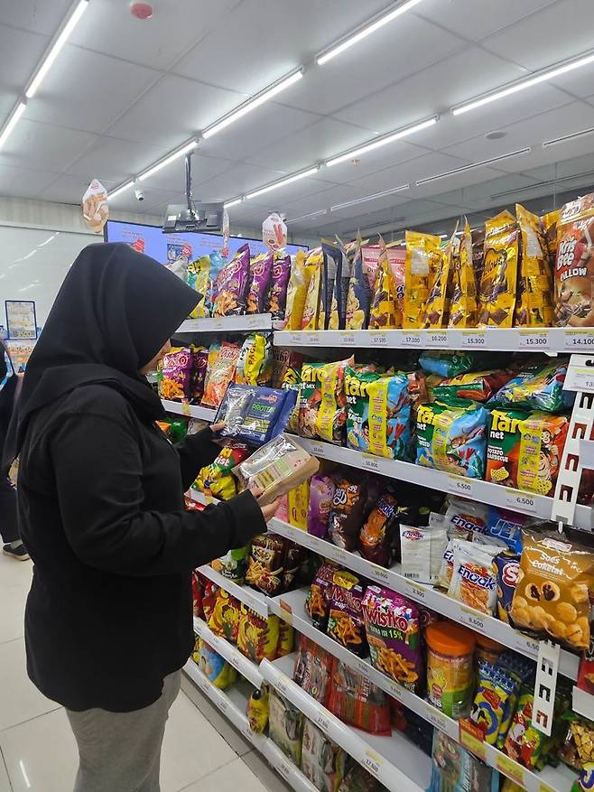 지난 16일 인도네시아 자카르타에 위치한 대형마트에서 한 인도네시아 소비자가 대상이 만든 인도네시아 김 현지 브랜드 '마마수카'의 제품을 자세히 살펴보고 있다. 사진=아울리아 마울리다 함다니 통신원