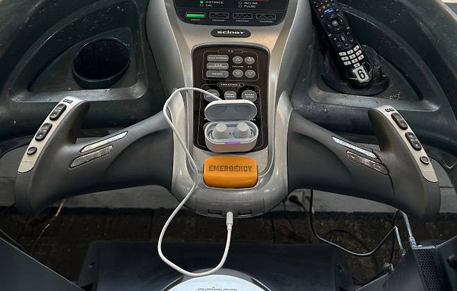 LG전자 무선 이어폰인 '엑스붐 버즈 플러스'에 동봉된 전용 케이블을 이용해 헬스장에서 무선 이어폰을 활용할 수 있다. 사진=임수빈 기자