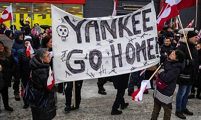 17일(현지시각) 그린란드 누크에서 시민들이 도널드 트럼프 미국 대통령의 그린란드 양도 요구에 반대하는 시위에 참여하고 있다. 이들은 그린란드가 스스로 미래를 결정할 수 있어야 한다고 촉구했다. 누크/로이터 연합뉴스