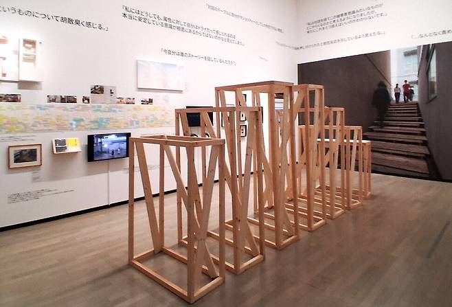 지난 2016년 도쿄 서부 다마 지역에 자리한 무사시노대와 바로 옆에 인접한 조선대의 미술 전공 학생들이 서로 담벽을 넘어 통행하는 설치 프로젝트를 벌였을 때의 아카이브 자료들과 당시 상황을 기억하는 설치 작업들도 전시 말미에 나왔다. 노형석 기자