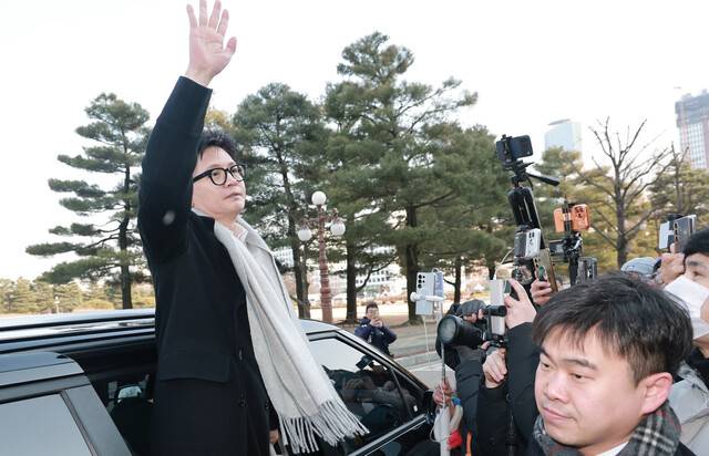 한동훈 국민의힘 전 대표가 14일 당 윤리위원회의 제명 결정 관련 기자회견을 마치고 국회의원회관을 잠시 방문한 뒤 차량에 탑승하며 지지자를 향해 손을 흔들고 있다. 연합뉴스