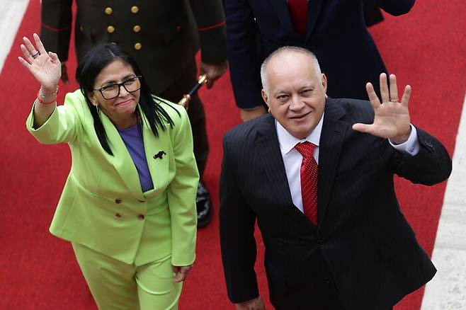 지난 15일 베네수엘라 수도 카라카스에서 델시 로드리게스 대통령 권한대행(왼쪽)과 디오스다도 카베요 내무장관이 인사하고 있다. 이날 로드리게스 대통령 권한대행은 지난 3일 미군이 니콜라스 마두로 대통령 부부를 체포한 이후 열린 국회 연설에 참석했다. EPA 연합뉴스