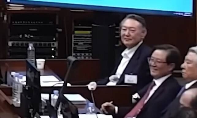 윤석열 전 대통령이 지난 13일 내란특검의 사형 구형 직후 웃음 띤 얼굴로 주위를 보고 있다. 서울중앙지법 중계영상 갈무리