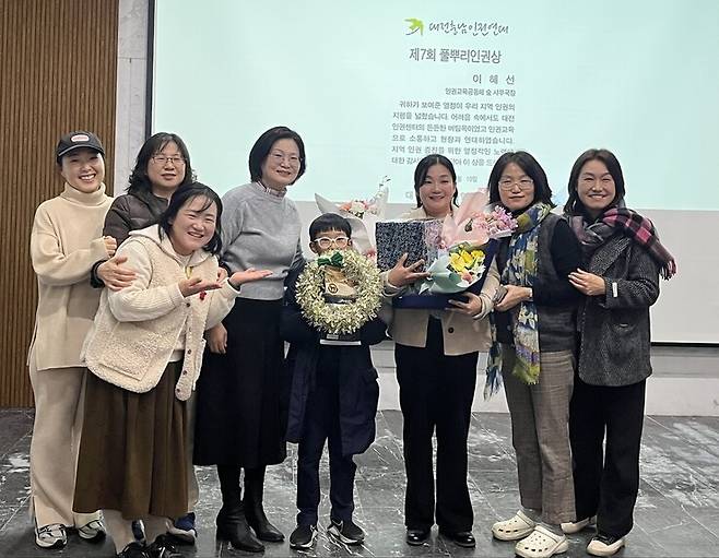 대전충남인권연대는 지난해 말 이혜선(오른쪽 셋째) ‘인권교육공동체 숲’ 사무국장에게 ‘7회 풀뿌리인권상’을 수여했다. 시상식에서 가족, 숲 회원 등과 기념 촬영하는 이 국장. 대전충남인권연대 제공