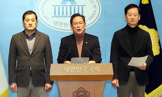 국회 재정경제기획위원회 소속 국민의힘 박수영 간사(가운데) 등 의원들이 18일 국회 소통관에서 이혜훈 기획예산처 장관 후보자 인사청문회 거부를 밝히고 있다. 왼쪽부터 박대출, 박수영, 최은석 의원. 연합뉴스