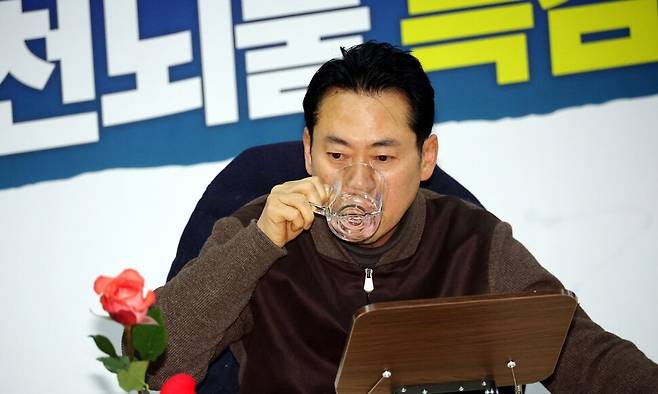 장동혁 국민의힘 대표가 18일 국회 본관 중앙홀에서 통일교·공천헌금 ‘쌍특검’ 수용을 요구하는 단식 투쟁을 4일째 이어가고 있다. 김경호 선임기자 jijae@hani.co.kr