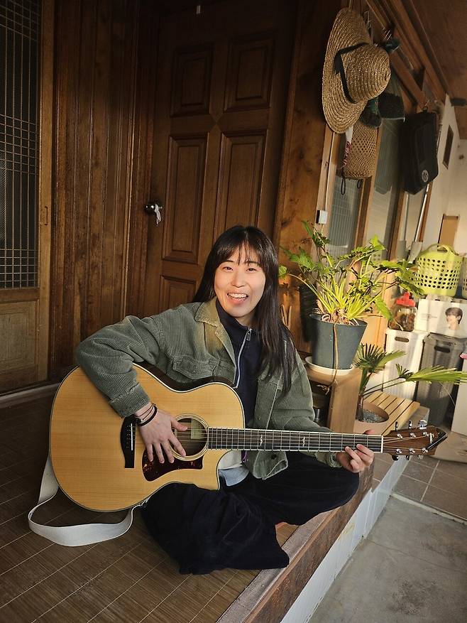 기타를 연주하는 안지원.