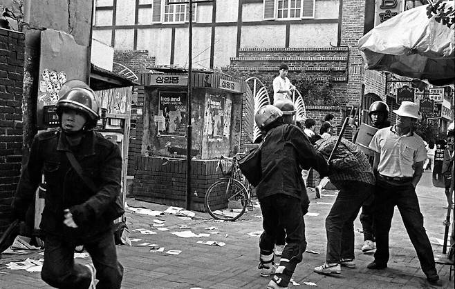 1990년 6월9일 6월항쟁 3돌을 맞아 ‘민자당 일당독재 분쇄와 민중기본권 쟁취 국민연합’이 전국 13개 도시에서 ‘6월 민주항쟁계승 국민실천대회’를 열었으나, 경찰의 원천봉쇄로 격렬한 충돌이 발생했다. 서울에선 학생과 시민 등 3천여 명이 광교 네거리와 종로2가 시내 곳곳에서 시위를 벌이다 경찰에 연행되고 있다.