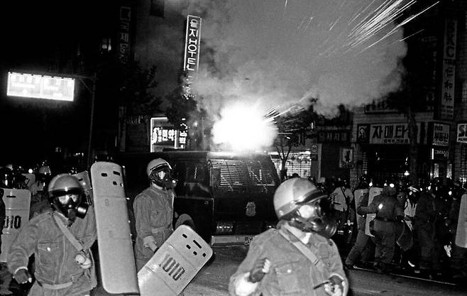 1990년 5월18일 오후 국민연합의 제2차 국민궐기대회가 열려 학생과 시민 5천여 명이 서울 을지로에서 거리시위를 벌이자 경찰들이 다연발 최루탄을 쏘며 진압하고 있다.