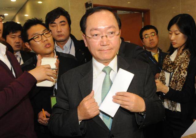 2011년 12월 2일 최구식(오른쪽 세 번째) 한나라당 의원이 국회 정론관에서 자신의 비서가 연루된 '중앙선거관리위원회 디도스 공격 사건'과 관련해 입장을 밝힌 뒤 회견장을 떠나고 있다. 한국일보 자료사진