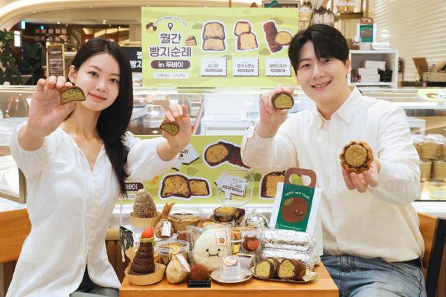 16일 신세계백화점 강남점 스위트파크에서 '월간 빵지순례 팝업' 모델들이 두바이식 디저트들을 선보이고 있다. 신세계백화점 제공