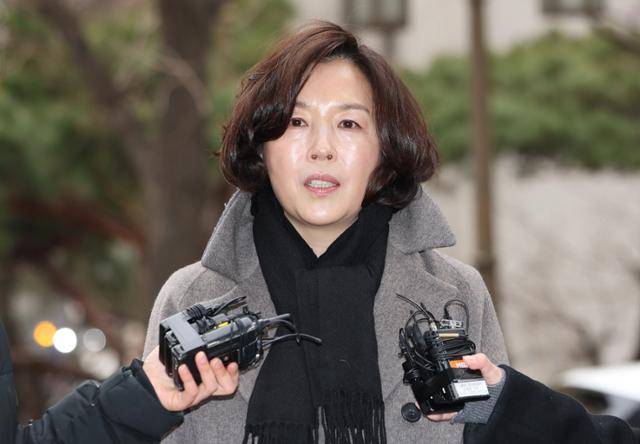 강선우 무소속 의원에게 '공천 헌금' 1억 원을 전달한 혐의를 받는 김경 서울시의원이 18일 서울경찰청 공공범죄수사대로 출석하면서 취재진 질문에 답변하고 있다. 연합뉴스