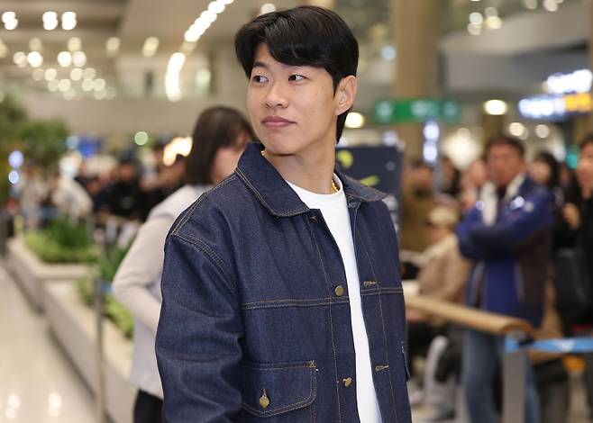 <yonhap photo-1452=""> 이제는 MLB리거 송성문 (영종도=연합뉴스) 김성민 기자 = 미국프로야구 메이저리그(MLB) 샌디에이고 파드리스와 4년 계약을 맺은 송성문이 23일 인천국제공항을 통해 입국하고 있다. 2025.12.23 ksm7976@yna.co.kr/2025-12-23 07:32:25/ <저작권자 ⓒ 1980~2025 ㈜연합뉴스. 무단 전재 재배포 금지, AI 학습 및 활용 금지></yonhap>