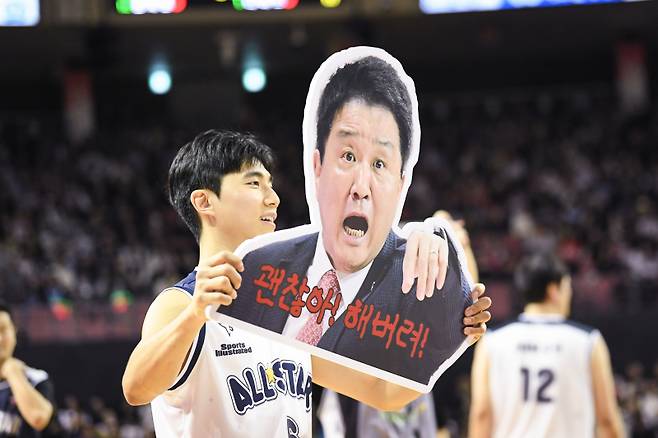 18일 서울 잠실실내체육관에서 열린 2025~26 LG전자 프로농구 올스타전. 안양 박지훈이 유도훈 감독이 얼굴이 그려진 응원 도구를 들어 올리고 있다. 사진=KBL