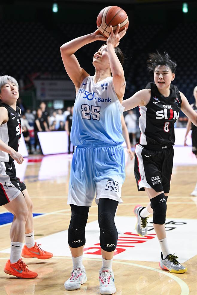 ‘미마 루이 36점 폭발’ 신한은행, 2차 연장 끝 BNK 꺾고 ‘9연패 탈출’