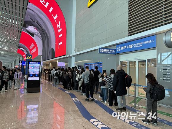아시아나항공의 제2여객터미널 이전 이후 첫 주말을 맞은 지난 17일, 인천국제공항 T2 출국장 보안검색대 앞에 출국객 대기 줄이 늘어서 있다. [사진=권서아 기자]