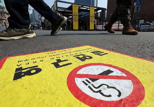 방광암을 예방하려면 금연이 중요하다. 서울역 흡연실 인근 바닥에 금연구역 안내 표시가 붙어있다. 사진 뉴스1