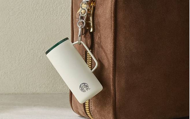 스타벅스코리아가 출시해 품절 대란을 일으킨 '미니어처 텀블러 키링'. 사진 스타벅스