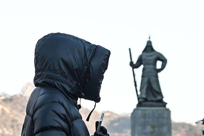 매서운 강추위가 찾아왔던 지난 8일 서울 종로구 광화문 세종대로사거리에서 출근길 시민들이 발걸음을 옮기고 있다. 연합뉴스