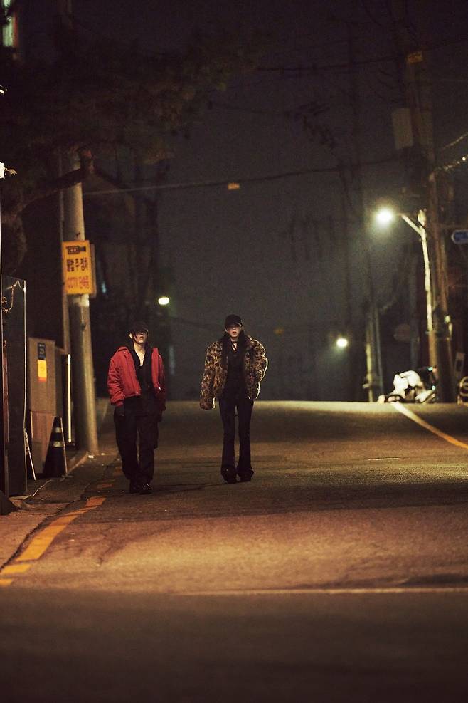 영화 '프로젝트 Y'는 사기를 당해 벼랑 끝에 몰린 화류계의 두 여성 미선(한소희)과 도경(전종서)이 우연히 검은 돈과 금괴를 손에 넣으면서 벌어지는 이야기다. 사진 플러스엠 엔터테인먼트