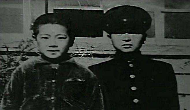 최백호(왼쪽)의 어린 시절. 초등학교 졸업식 때 사진이다. [본인 제공]