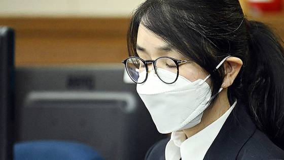 김건희 여사가 지난해 9월 24일 특정범죄가중처벌법상 알선수재 및 자본시장법·정치자금법 위반 등 사건 재판에 출석한 모습. 뉴스1