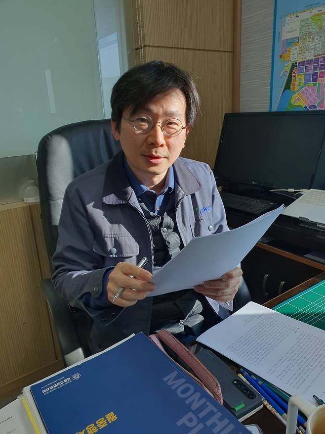 남현우 상무가 신규 계약 관련 법률 검토 내용을 설명하고 있다. 윤현주 기자