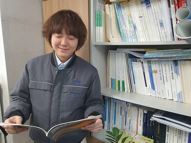 박찬호 대리가 내부회계 자료를 검토 중이다. 윤현주 기자