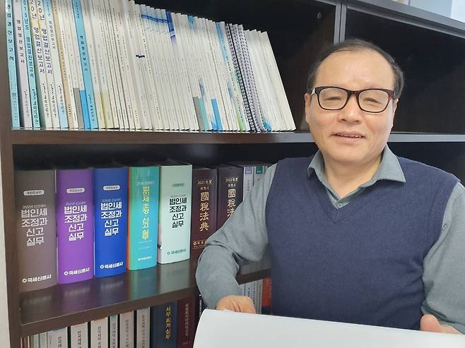 박정호 상무가 결산 자료를 검토하고 있다. 윤현주 기자