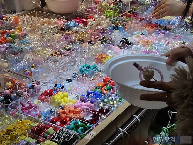 지난 15일 오후 서울 종로구 동대문종합시장 5층 악세사리 상가에도 여러 사람들이 볼펜 꾸미기를 하기 위해 몰려있다. /사진=박수빈 기자