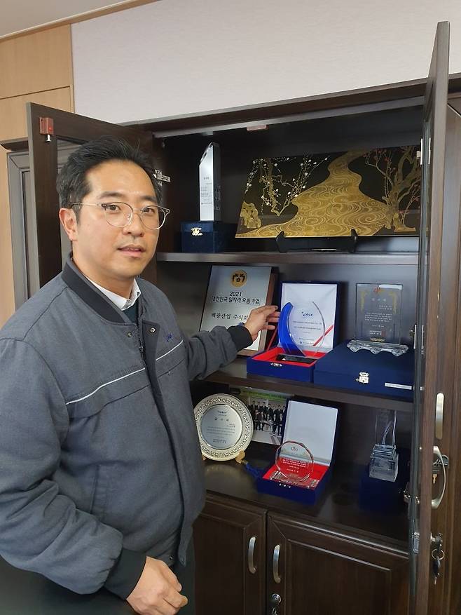 윤중현 차장이 일자리 으뜸기업 상패 등을 자랑하고 있다. 윤현주 기자