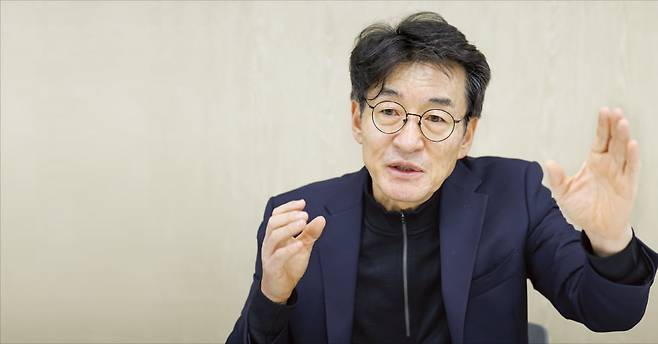 류근관 서울대 경제학부 교수(전 통계청장)는 지난 16일 한국경제신문과의 인터뷰에서 “서울대를 포함한 주요 대학들이 ‘평생 재교육 플랫폼’으로 변신해야 한다”고 강조했다.  이솔 기자