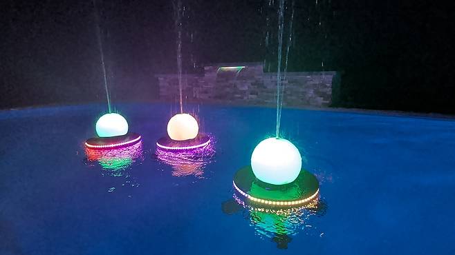 일본 기업 스페이스 원이 개발한 무인 수상정 형태 분수 로봇이 수면을 이동하면서 물을 분사하고 있다. 스페이스 원 제공