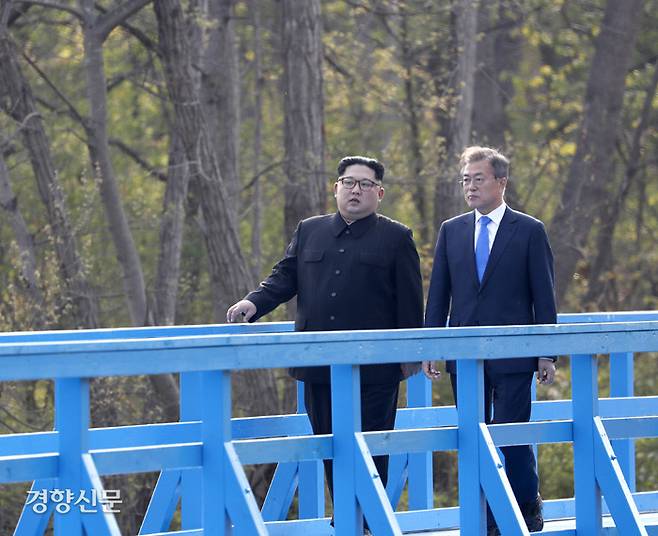 “꼭 가는 것으로 하자”더니… 2018년 4월27일 문재인 당시 대통령과 김정은 북한 국무위원장이 판문점에서 남북정상회담을 하던 중 도보다리를 산책하고 있다.  서성일 선임기자 centing@kyunghyang.com