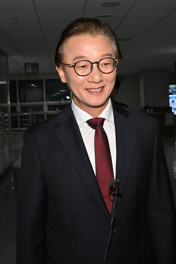 통일교 금품 수수 의혹을 받는 전재수 전 해양수산부 장관이 15일 국회 의원회관 의원실에서 나오고 있다. 김정록 기자