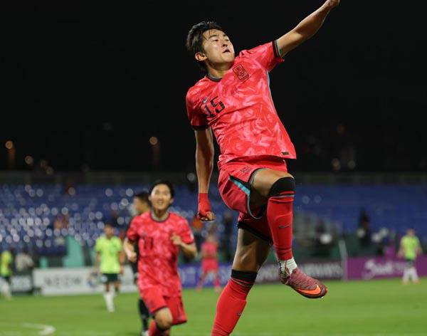 23세 이하(U-23) 한국 축구대표팀 막내 백가온이 18일(한국시간) 사우디아라비아에서 열린 2026 아시아축구연맹(AFC) U-23 아시안컵 8강전에서 골을 넣은 뒤 환호하고 있다.  대한축구협회 제공