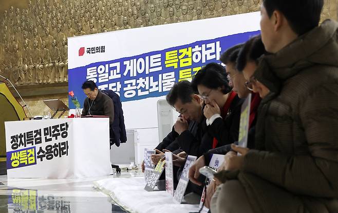 Rep. Jang Dong-hyeok, leader of the main opposition People Power Party, continues a fourth day of a hunger strike at the National Assembly on Sunday, calling on the ruling Democratic Party to accept two separate special counsel probes into allegations involving the Unification Church and illegal donations linked to nominations in the 2022 local elections. (Yonhap)