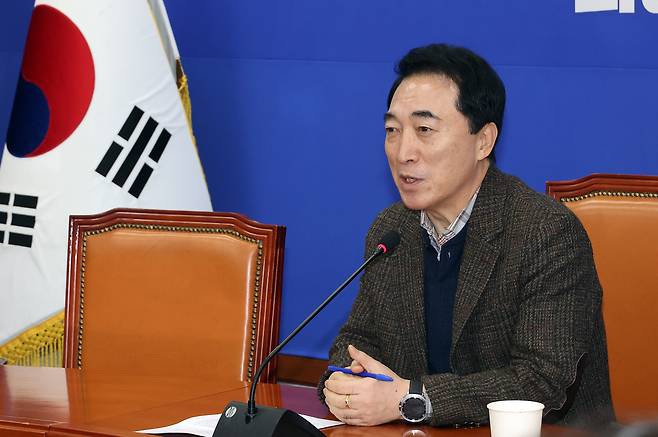 Rep. Park Soo-hyun, senior spokesperson of the ruling Democratic Party of Korea, holds a press briefing on pending issues at the National Assembly on Sunday.  (Yonhap)