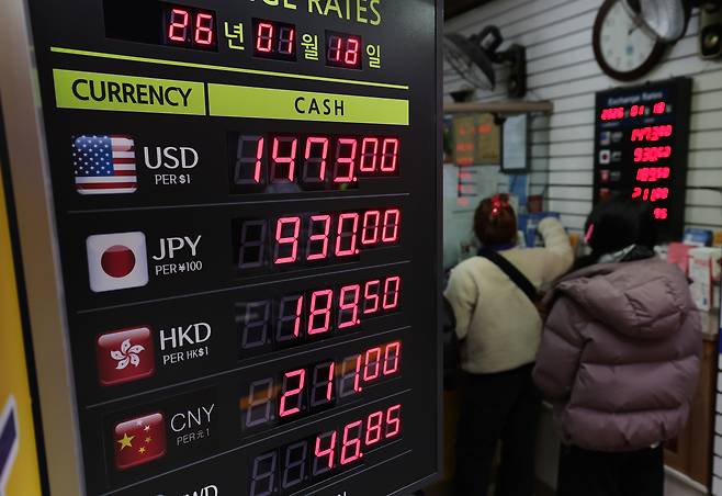 Foreign visitors exchange currency at a money exchange in Myeongdong, central Seoul on Jan. 18. [NEWS1]