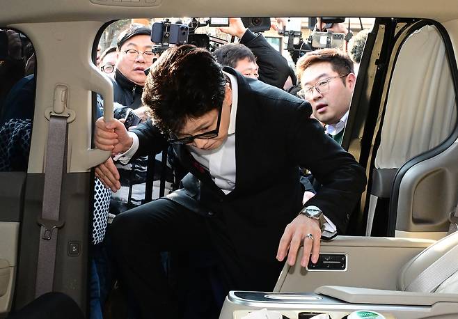 Former People Power Party leader Han Dong-hoon is seen getting into his car after leaving the National Assembly following a press conference on Jan. 14. [YONHAP]