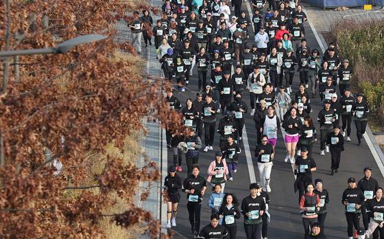 Runners begin a marathon in Mullae-dong, Yeongdeungpo District, western Seoul on Nov. 30, 2025. [NEWS1]