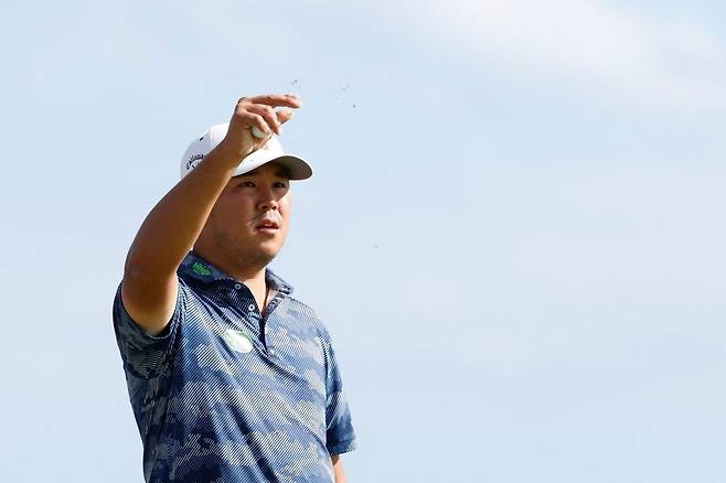 18일(한국시간) 미국 하와이주 호놀룰루 와이알레이CC에서 열린 PGA투어 소니오픈 3라운드에서 공동 11위로 순위를 끌어 올린 김시우가 17번 홀에서 바람 방향을 체크하고 있다. AFP연합뉴스
