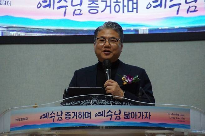 김정민 금란교회 목사가 지난 15일 순복음금정교회에서 열린 ‘2026년 부산 기독교 지도자 초청 신년회 및 대표회장 이·취임식’에서 설교를 하고 있다. 김 목사는 “인간의 불가능과 절망이 오히려 전능하신 하나님을 만나는 최적의 기회”라고 말했다.
