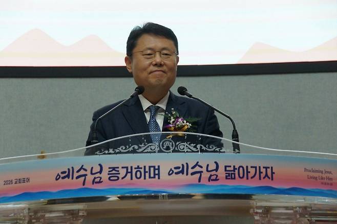 김형근 신임 대표회장이 지난 15일 순복음금정교회에서 열린 ‘2026년 부산 기독교 지도자 초청 신년회 및 대표회장 이·취임식’에서 취임사를 하고 있다. 김 신임대표회장은 “권력의 중심이 아닌 가장 낮은 곳에서 일하겠다”고 말했다.
