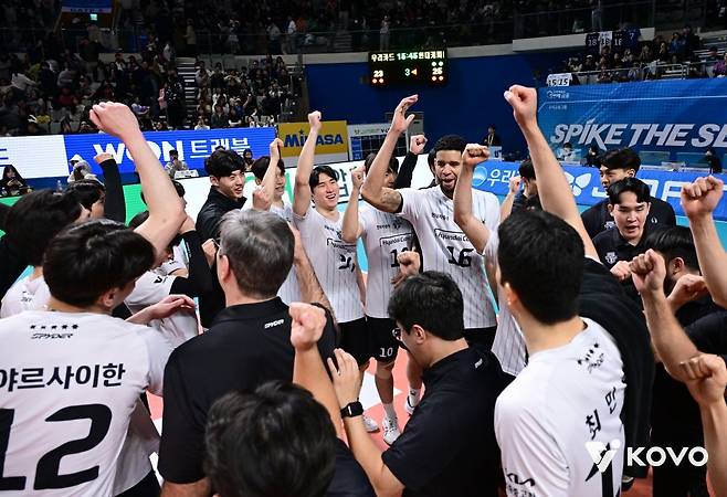 현대캐피탈 선수단이 18일 서울 장충체육관에서 열린 2025-2026 V리그 남자부 우리카드와의 원정 경기에서 승리한 뒤, 코트에 모여 기뻐하고 있다. 한국배구연맹(KOVO) 제공